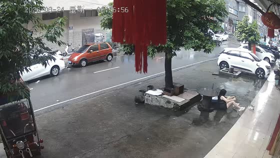 Woman catches falling cat with umbrella after it drops from above in Guangxi, China