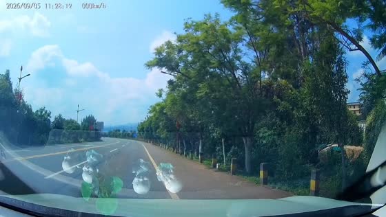 Driver narrowly avoids person running across highway in Yunnan, China