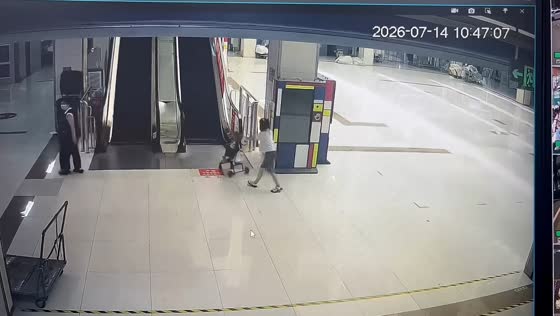 Shopkeeper prevents stroller accident on escalator in Hangzhou, China