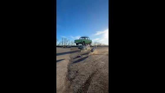 Man leaps onto moving rope between cars in risky stunt in Rostov-on-Don, Russia