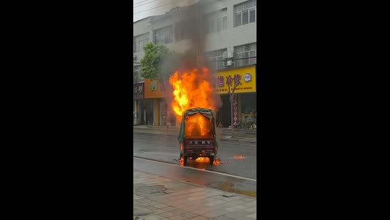 Burning tricycle pushed away from vehicles and buildings in Hubei, China