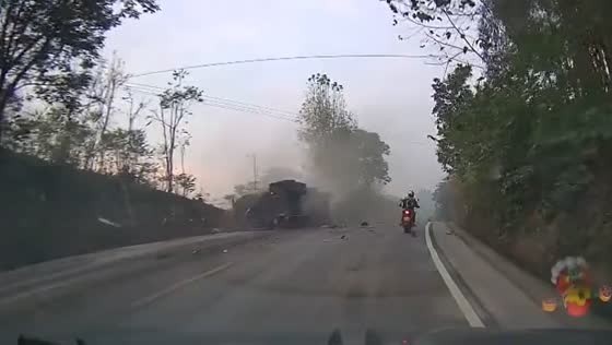 Truck overturns after attempting to overtake on mountain road in Sichuan Province