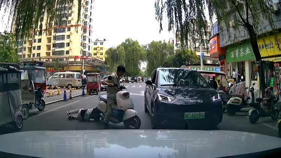E-scooter passenger falls while passing through narrow space in Luoyang, Henan, China