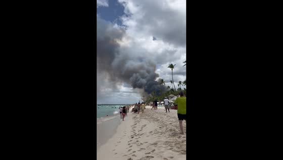 Tourists watch as major resort fire sends smoke in Bayahíbe, Dominican Republic