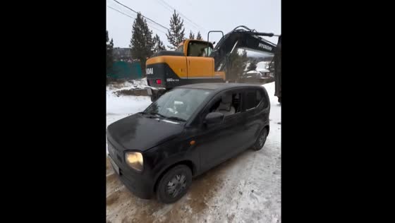 Excavator collides with car in Ulan-Ude, Buryatia, Russia