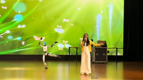 Robot performs ballet alongside singer in Zhejiang, China