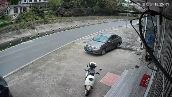 Unattended car rolls forward as people try to stop it in Guangdong, China