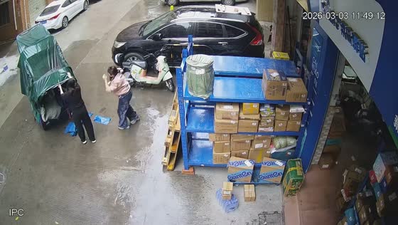 Woman falls as tricycle tips backward in Guangdong, China