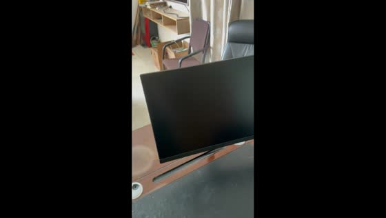 Monitor mount falls after detaching from desk in Guangxi, China