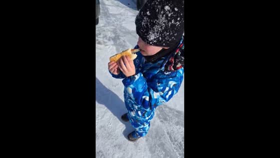 Child caught off guard by unexpected fish in bun in Minnesota, USA