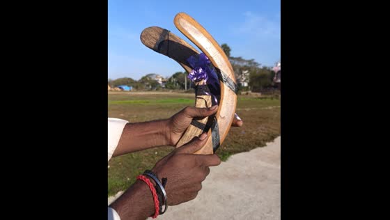 Boomerang returns to person after being thrown in Chennai, India