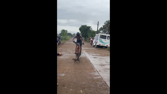 Biker skillfully hops over cat during race in Bukidnon, Philippines