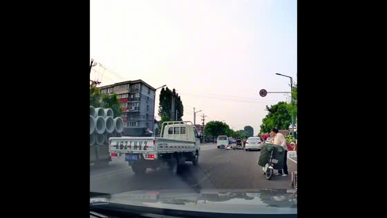 Motorcyclist falls after parked car door opens in Hebei, China