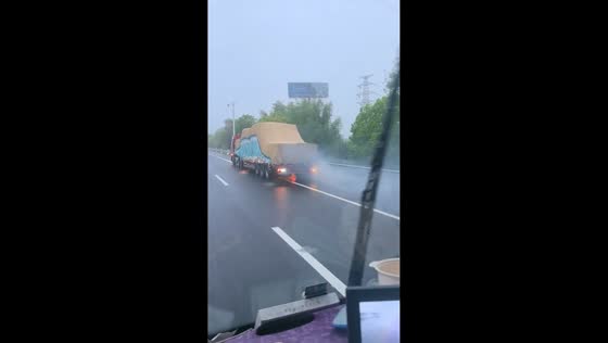 Truck catches fire on highway in Jiangsu, China