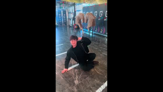 Man trips over his own feet and falls in Henan, China