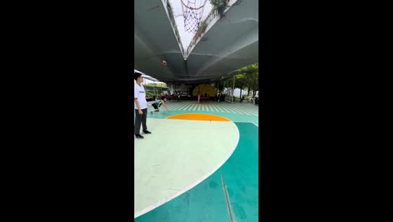 Man slips on slippery court while dribbling in Guangdong, China