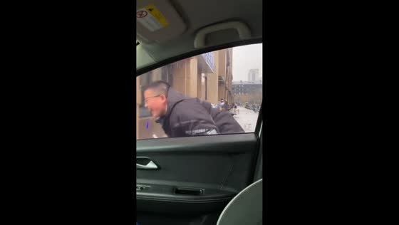 Man slips and falls while approaching a car in Shandong, China