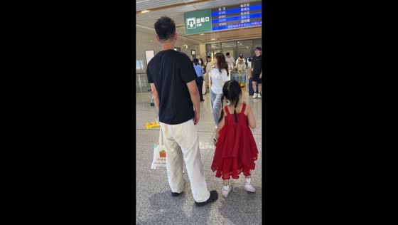 Father and daughter miss arriving traveler at railway station in Henan, China