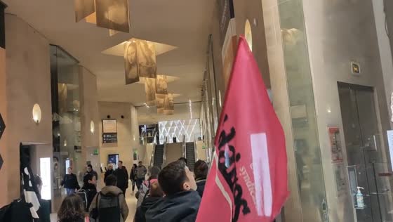 Louvre Museum Workers Block Entrances in Paris to Protest Pension Reform
