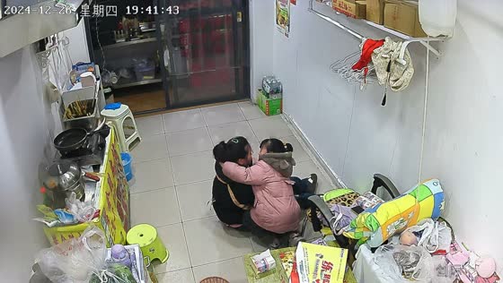 Heartwarming mother-daughter moment caught on security video in Henan, China