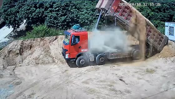Dump truck’s lifting mechanism breaks during unloading at construction site in Guangdong, China