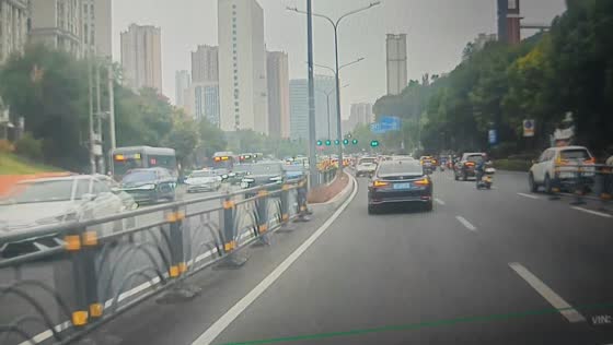-bike carrying child passenger collides with car at intersection in Yichang, China