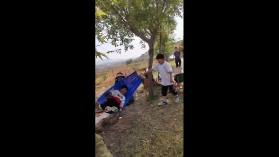 Child falls as hammock rope snaps during play in Shandong, China