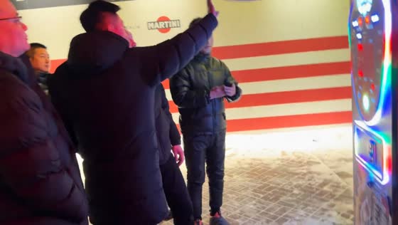 Overconfident punch machine attempt draws laughter in Heilongjiang, China