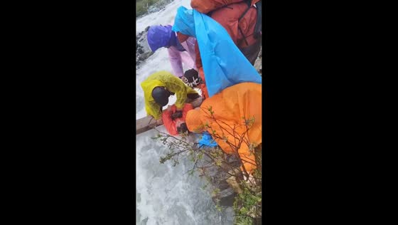 Group rescues hiker after he slips into fast-flowing river in Ganzi, China