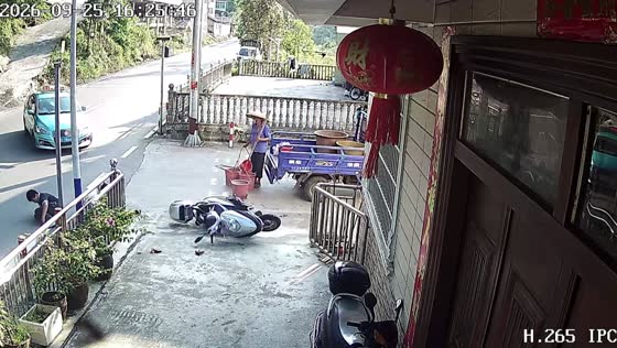Motorcycle carrying two people crashes into a turning car and a roadside fence in Hunan, China