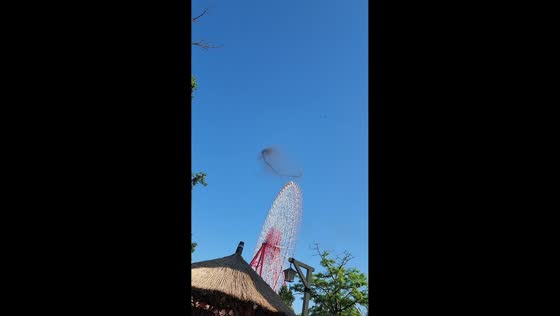 Smoke ring vortex appears above Ferris wheel in Liaoning, China