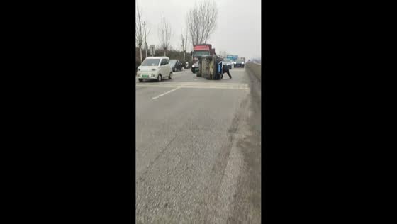 Passersby rescue woman from overturned car in Henan, China