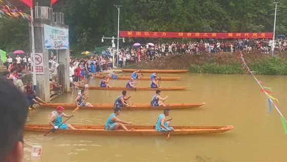 Boat sinks moments after race begins in Guangdong, China
