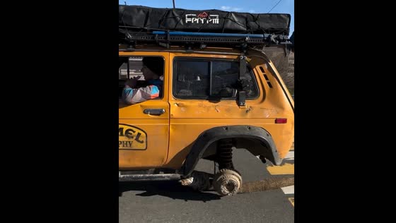 Vehicle uses woode in place of missing tire in Vladivostok, Russia