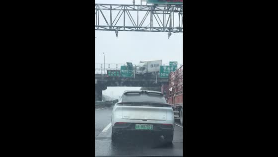 Truck crashes into skyway barrier, causing traffic jam in Shanghai, China