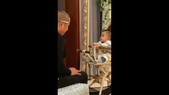 Baby's stroller suddenly collapses during playful moment with grandpa in Shaanxi, China