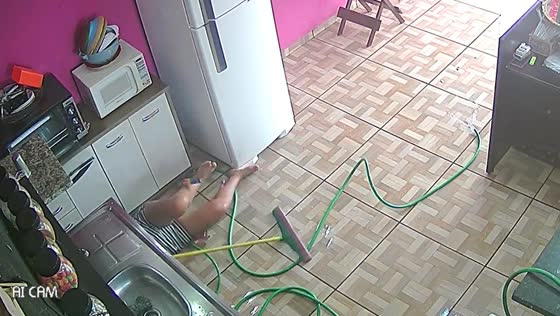 Person falls while cleaning house in Dourados, Brazil