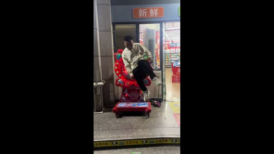Man spins on rotating chair in Fujian, China