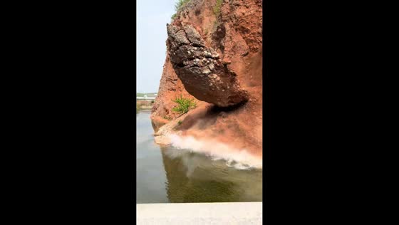 Large rock overhang collapses into lake from cliffside in Jiangsu, China