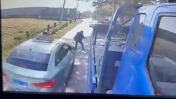 Man injured after jumping from flatbed truck in Hebei, China