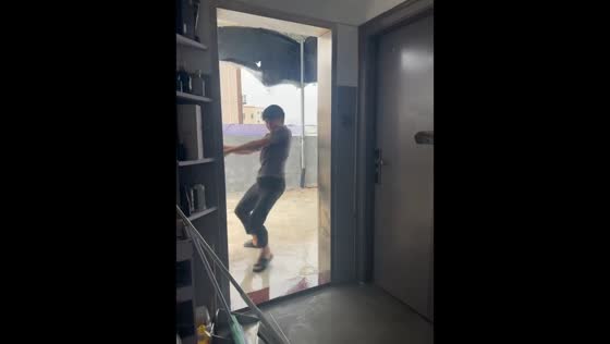 Man battles powerful typhoon winds while closing door in Guangdong, China
