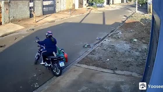 Child falls while attempting to get on motorcycle in Barrinha, Brazil