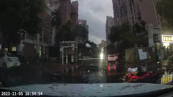 Rainy day mishap: electric bicycle skid caught on camera in Jiangsu, China