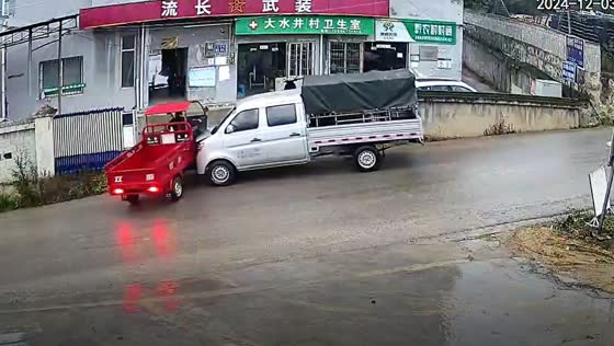 Car accident in Guizhou province, China, avoids injuries despite slippery conditions