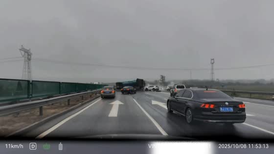 Truck causes multi-vehicle crash on Daguang Expressway in Beijing, China