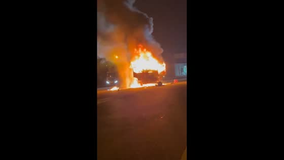 Truck fire breaks out at Xinan Service Area in Zhangzhou, Fujian
