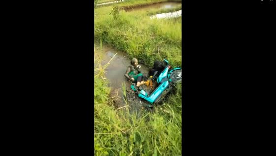 Good Samaritan rescues women in mud after electric bike mishap