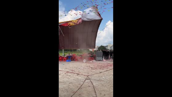 Mini tornado overturns outdoor tent in Guangdong, China