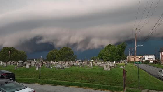 Ominous shelf cloud sweeps across sky ahead of severe storm in Pennsylvania, USA