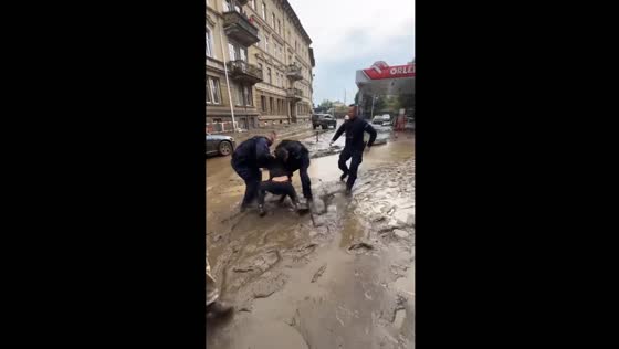 People steal alcohol from gas station after floods in Kłodzko, Poland